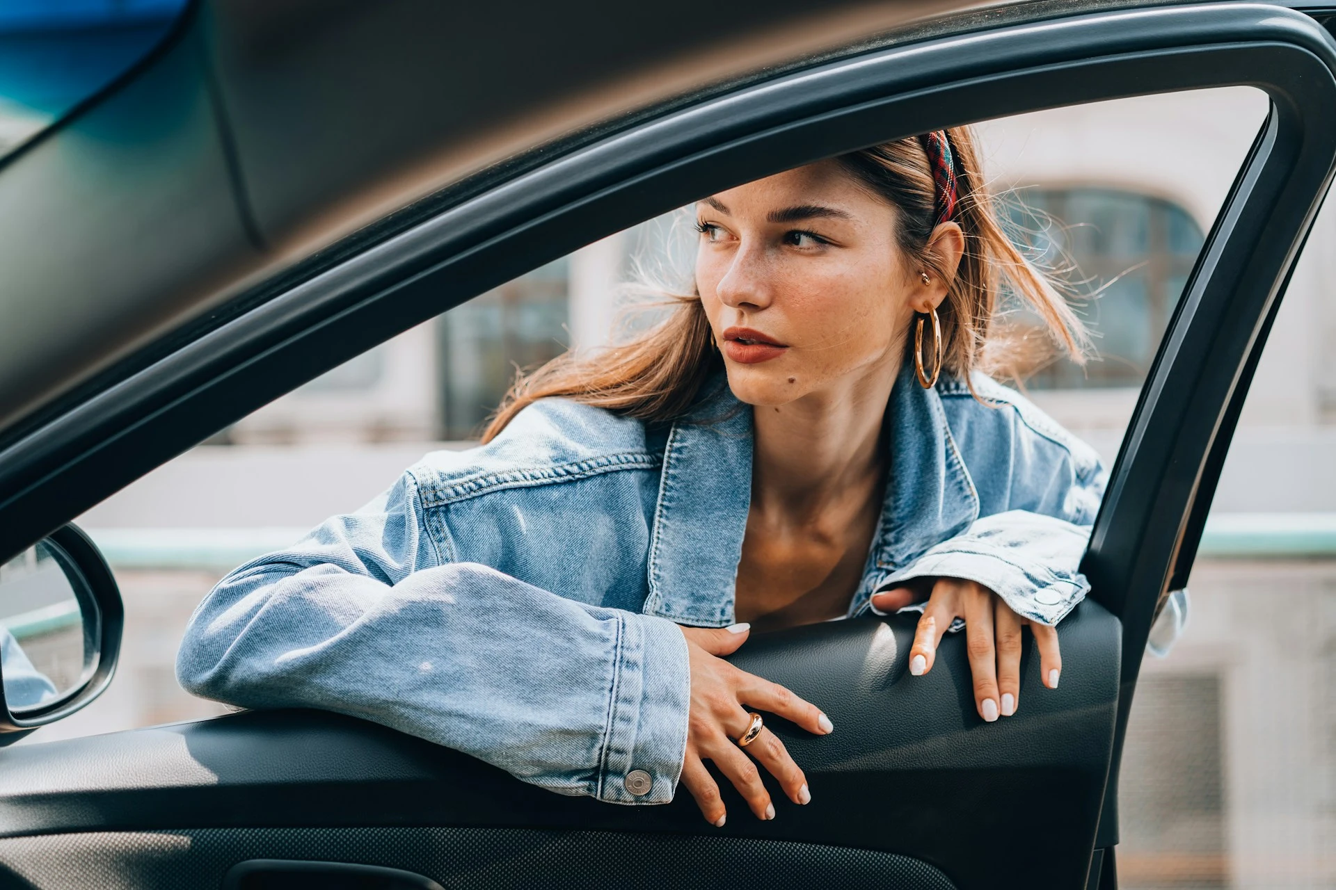Frau schaut durch ein Fenster eines Autos