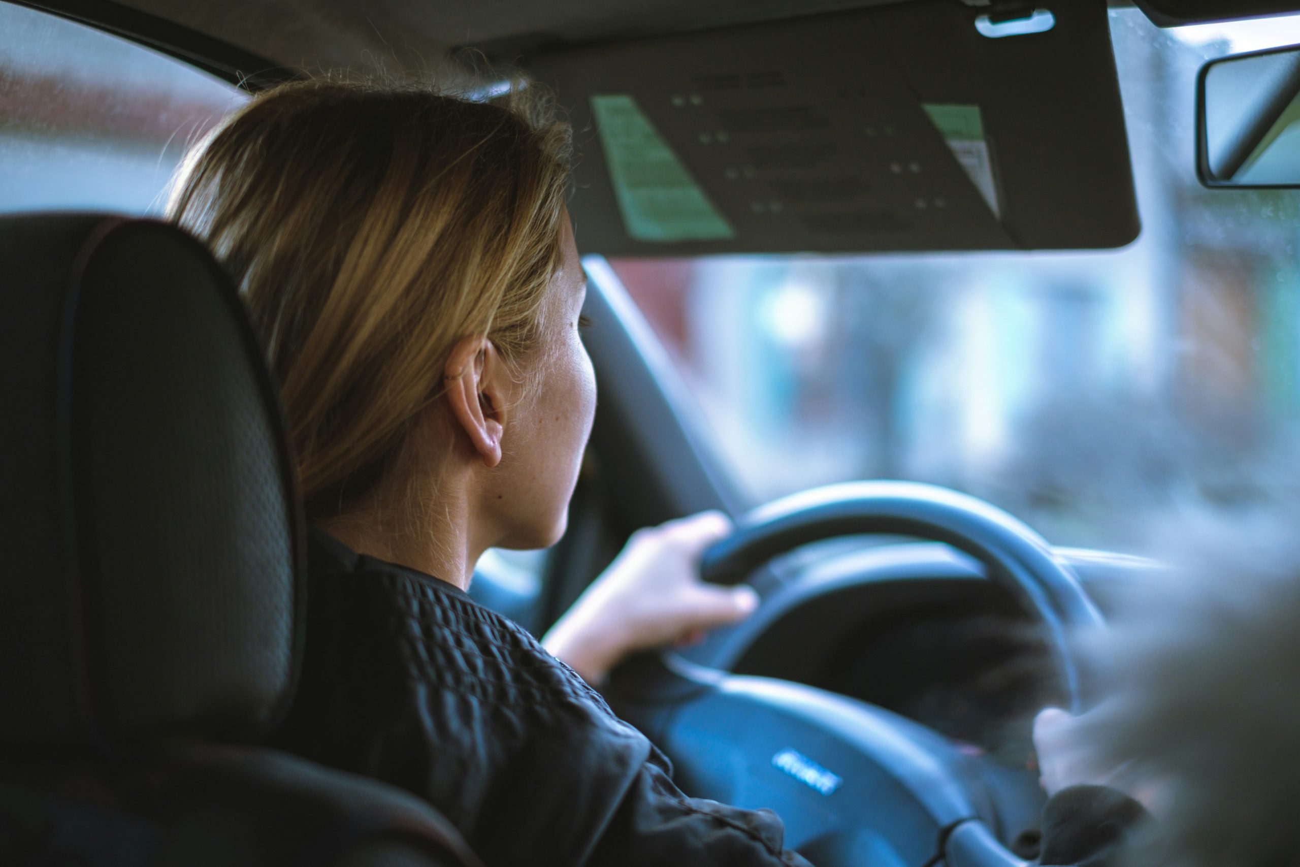 Frau am Steuer die eine Fahrstunde in der Fahrschule WiGo macht