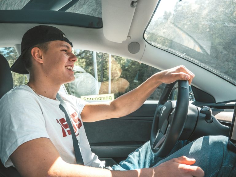 Junger Mann be einer Fahrstunde in der Fahrschule WiGo (Begleitetes Fahren (BF17))