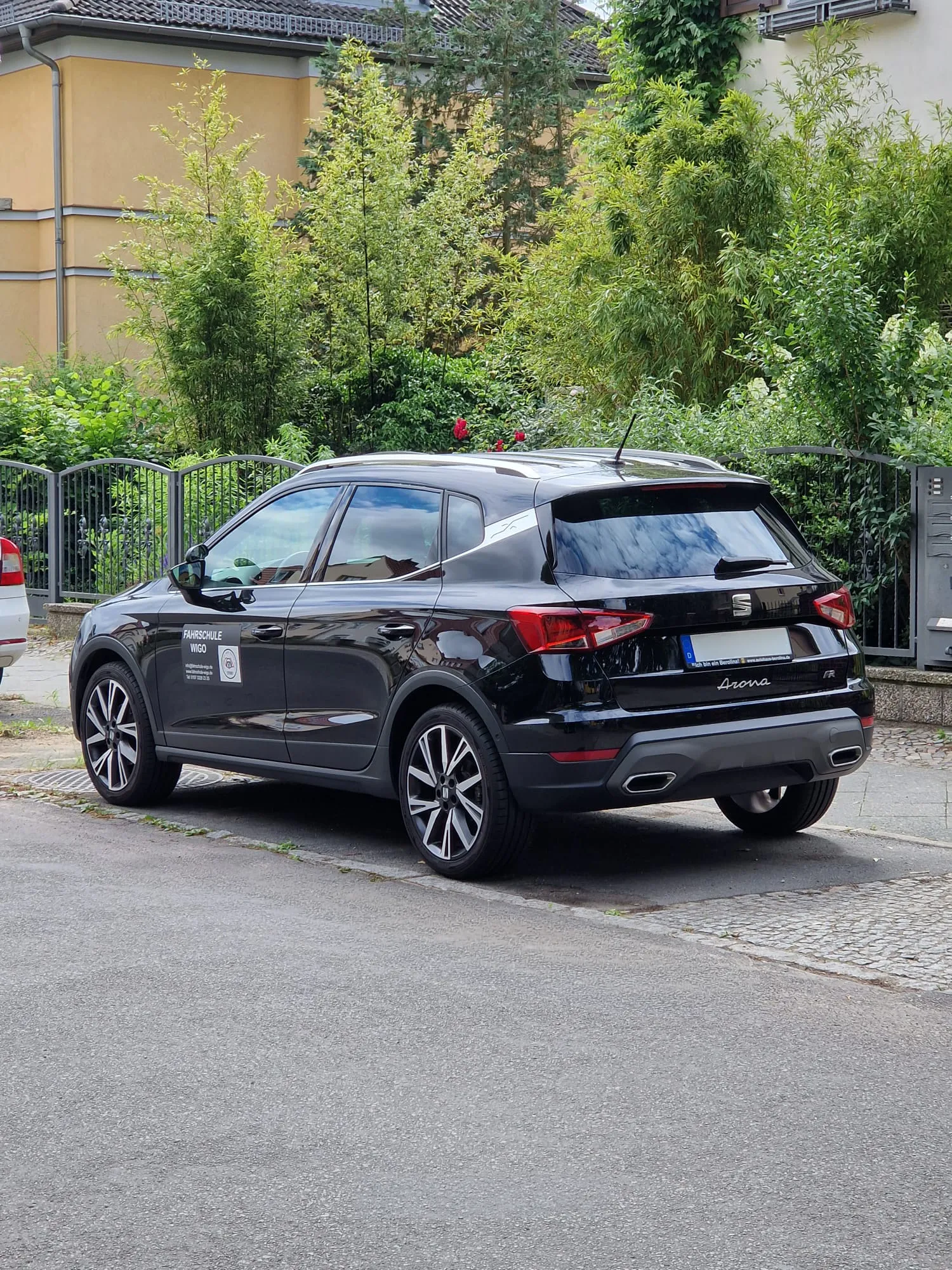 Schwarzer Seat Arona parkt an einer Straße