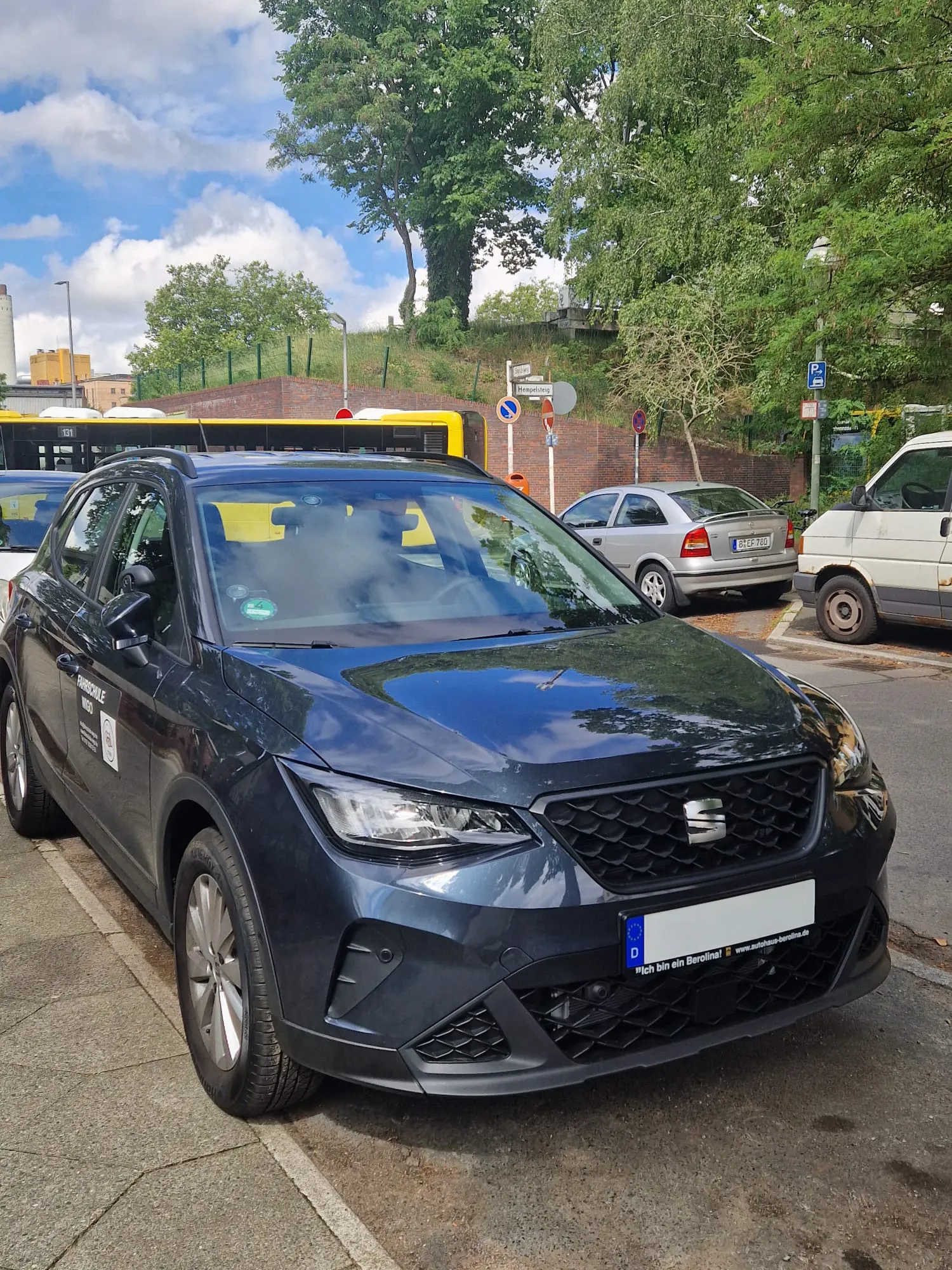 Dunkelgrauer Seat Arona parkt an einer Straße